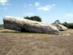 Grand menhir bris�. Bris� en 4 morceaux, ce monolithe est travaill�; sur le 2e tron�on figure une grand signe en <<hache>>.