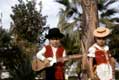 Enfants en costume jouant de la musique avec petite guitare / inconnu