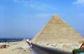 Route le long des Pyramides et menant � la ville / Egypte