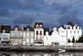 Alignement de maisons diff�rentes le long du quai / France, Bretagne, Pornic