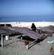 Femme faisant s�cher son poisson au soleil sur la plage / Portugal