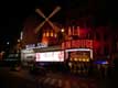 Le Moulin rouge illumin� la nuit
