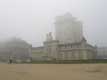 Dans le brouillard, donjon fortifi�, chatelet surmont� de la cloche de l'horloge