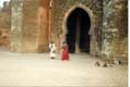 Musiciens devant la porte fortifi�e construite par le sultan m�rinide Aboul Hassan, n�cropole de Chellah
