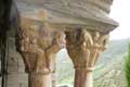 Aigles et animaux mythiques, chapiteaux du clo�tre