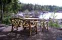 Banc et table tronc de bois face au lac