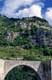 Pont et ermitage à flanc de falaise / Italie