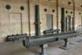 Divers canons expos�s sous les arcades