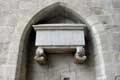 Un des riches sarcophages romains enchass�s dans les murs de l'�glise San Feliu