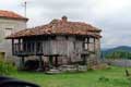 Vieil horreo, grenier a bl� sur pilones de bois