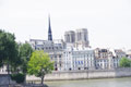 Notre Dame derri�re les batiments